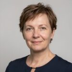 Профессиональный портрет уверенного бизнесмена из компании МофПЦ Сервис на нейтральном размытом фоне