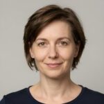 Профессиональный портрет уверенного бизнесмена из компании МофПЦ Сервис на нейтральном размытом фоне